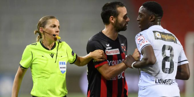 Stéphanie Frappart (l.) während der Partie zwischen Xamax und Lugano in der Super League. Stéphanie Frappart Super League