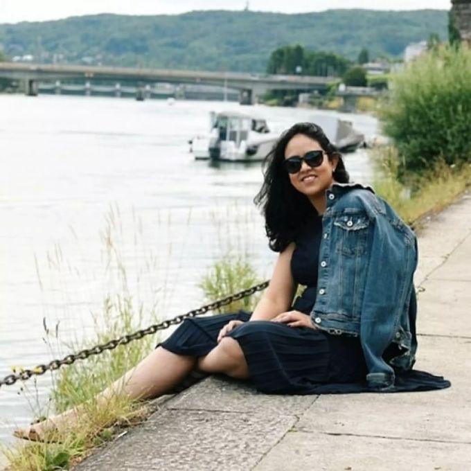 Pragati geniesst die freien Stunden am Rhein in Basel Frau sitzt am Rhein