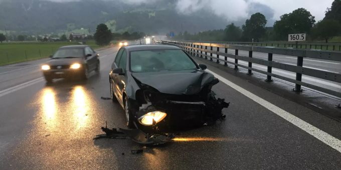 Verkehrsunfall auf der Autobahn A3 in Niederurnen. Verkehrsunfall auf der Autobahn A3 in Niederurnen