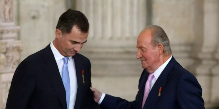 Juan Carlos (r.) bei seiner Abdankung 2014 mit seinem Sohn Felipe.