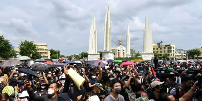 Gegen Regierung - Tausende Menschen demonstrieren in Bangkok