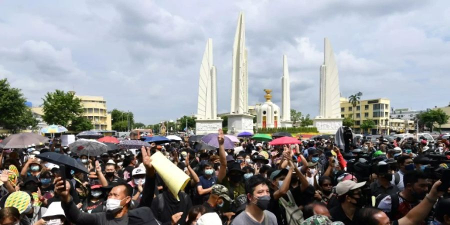 Tausende Demonstranten vor dem Demokratie-Denkmal in Bangkok