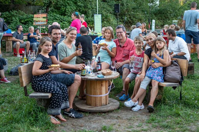 Familie Matter und Hoffmann geniessen die leckeren Speisen.