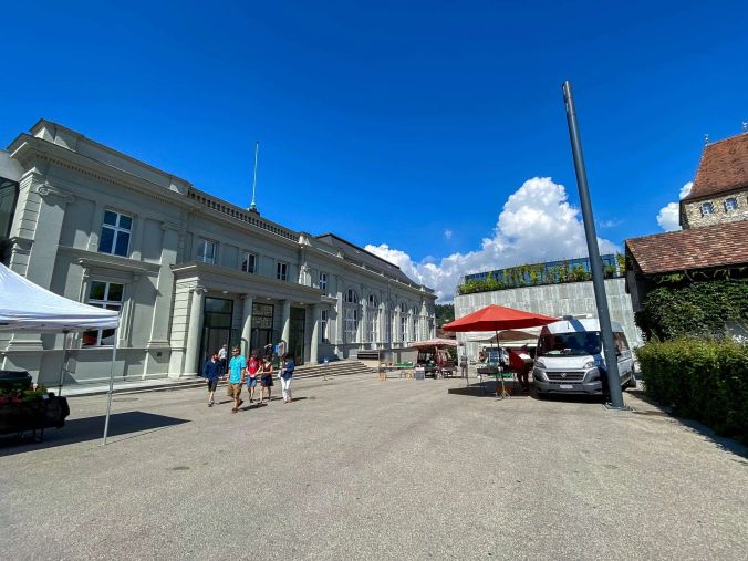 Auch beim Schlossplatz befinden sich mehrere Marktstände.