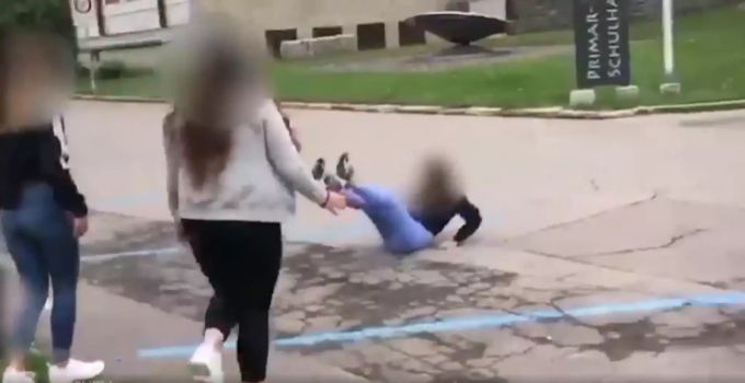 Eine Mädchengang mobbt ein Mädchen auf einem Pausenhof in Menziken AG. Menziken AG
