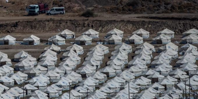 Blick über ein provisorisches Zeltlager für geflüchtete Menschen in der Nähe von Mytilini. Nach dem Grossbrand im Flüchtlingslager Moria auf Lesbos bleibt die Lage auch nach Öffnung erster Ersatz-Unterkünfte angespannt. Nach Brand im Flüchtlingslager Moria