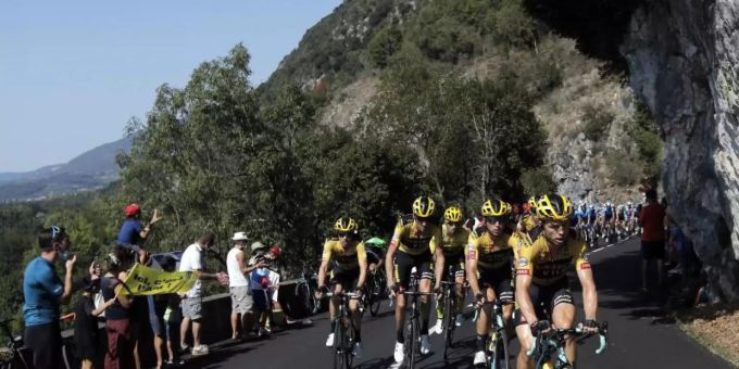 Die Fahrer vom Team Jumbo-Visma führen das Hauptfeld am Grand Colombier an. Foto: Christophe Ena/AP/dpa radsport jumbo