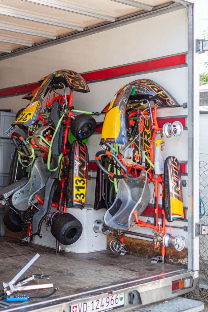 Zwei Karts aufgehängt im Transport-Anhänger.