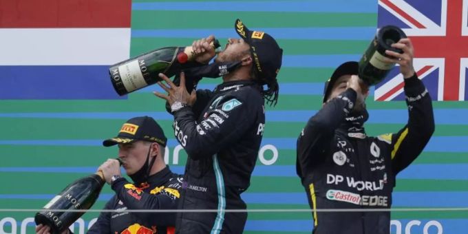 Auf dem Podest genehmigen sich der Zweitplatzierte Max Verstappen (l-r), Sieger Lewis Hamilton und Daniel Ricciardo zunächst einen grossen Schluck. Foto: Ronald Wittek/Pool EPA/AP/dpa Auf dem Podest genehmigen sich der Zweitplatzierte Max Verstappen (l-r), Sieger Lewis Hamilton und Daniel Ricciardo zunächst einen grossen Schluck. Foto: Ronald Wittek/Pool EPA/AP/dpa
