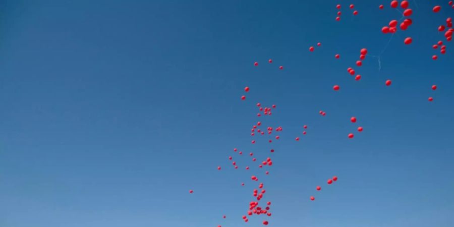 Hunderte rote Ballons an der Copacabana