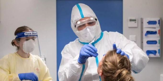 Eine Person lässt sich auf das Coronavirus testen. coronavirus