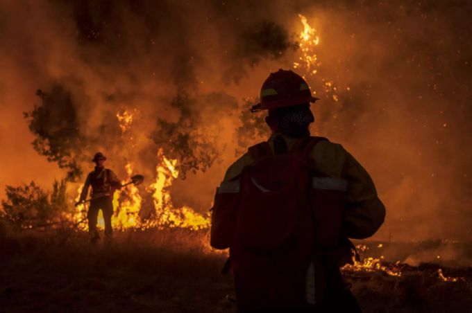 Zwei Feuerwehrmänner inmitten eines Waldbrandes. Waldbrand Kalifornien USA
