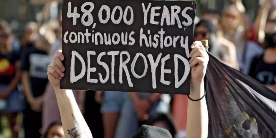 Demonstranten versammeln sich Anfang Juni vor der Geschäftsstelle von Rio Tinto in Perth, nachdem der Bergbaukonzern zweie heilige Stätten der Aborigines hatte sprengen lassen. Foto: Richard Wainwright/AAP/dpa
