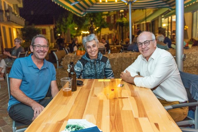 Kaspar Riz, Ursula Rohr und Ruedi Gugger machen Café Grogg ein grosses Kompliment.