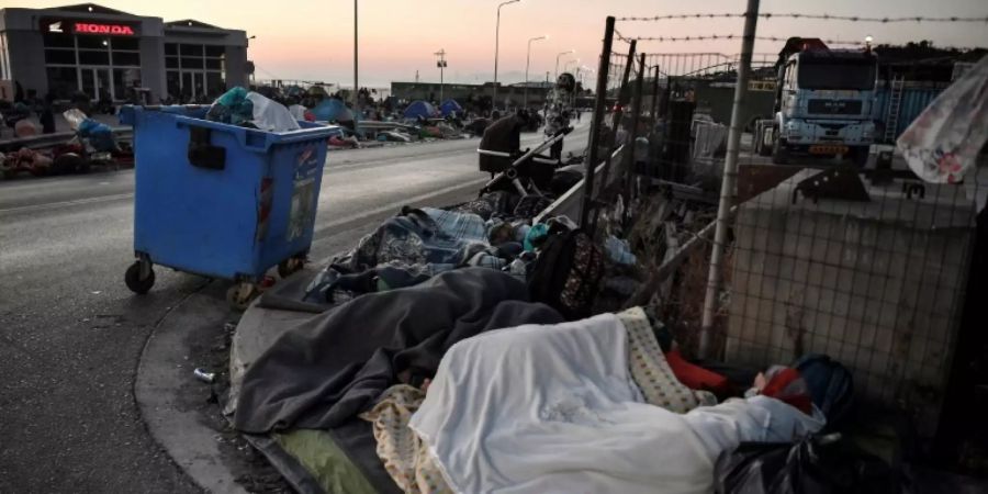 Schlafende Migranten an einer Strasse auf Lesbos