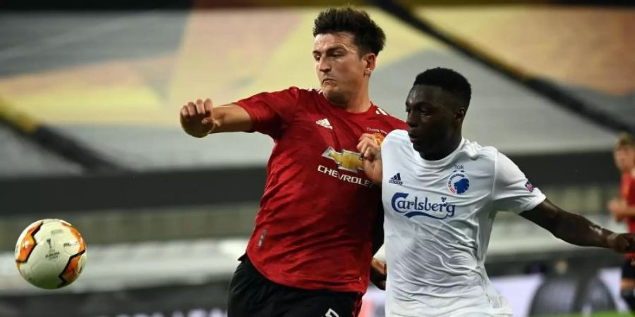 Harry Maguire (l) im Zweikampf mit dem Kopenhagener Mohamed Daramy. Foto: Federico Gambarini/dpa