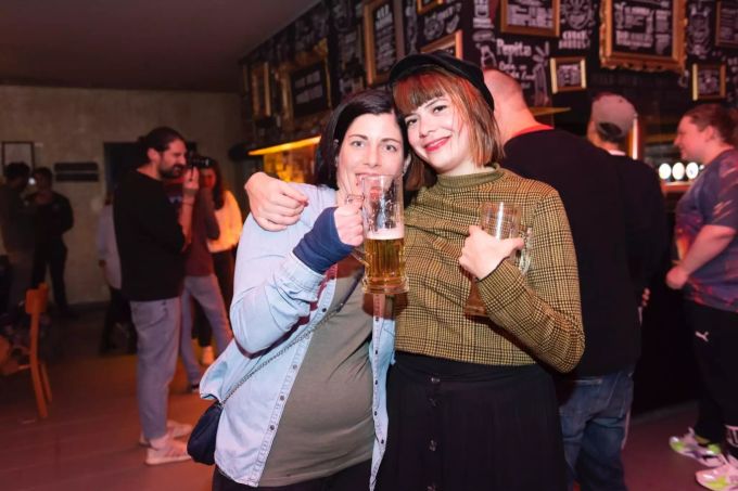 Tamare und Rahel geniessen ihren Ausgang. Olten