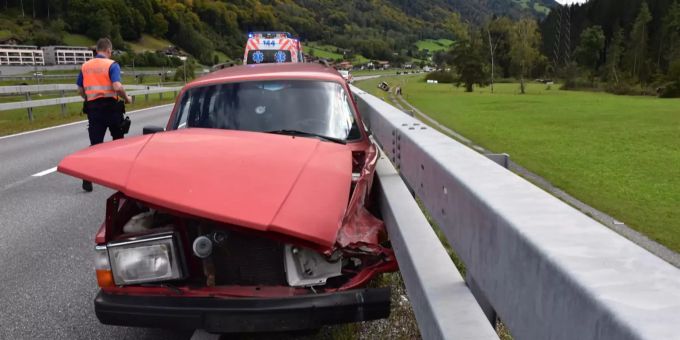Zwei total beschädigte Fahrzeuge bei Streifkollision.