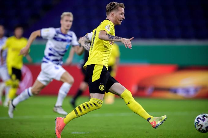 Marco Reus schiebt nur wenige Sekunden nach seiner Comeback-Einwechslung zum 5:0 ein. BVB DFB-Pokal