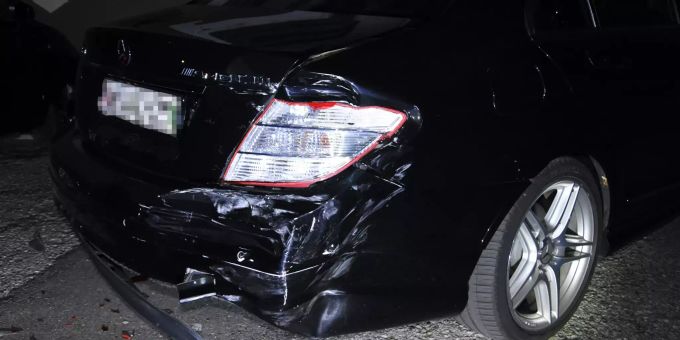 Schmerikon SG: Fahrunfähig Selbstunfall verursacht. Schmerikon SG: Fahrunfähig Selbstunfall verursacht