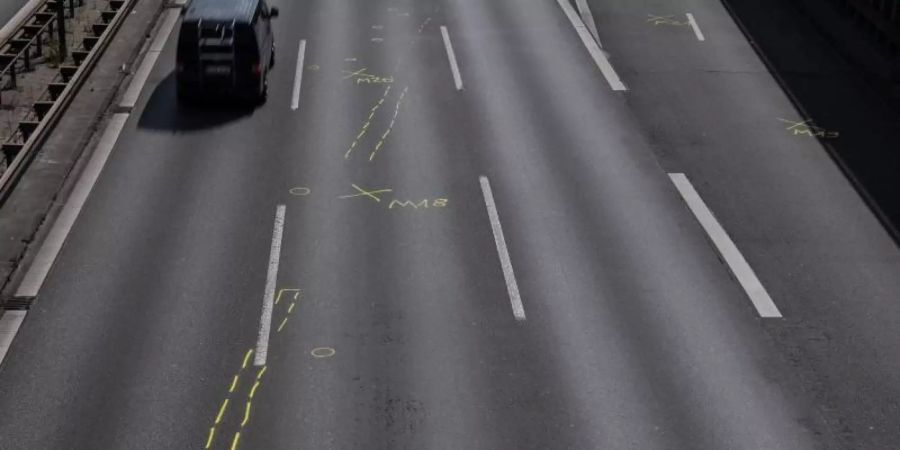 Kreidespuren der Polizei von dem mutmasslich islamistischen Anschlag auf der Berliner Stadtautobahn. Foto: Paul Zinken/dpa-Zentralbild/dpa