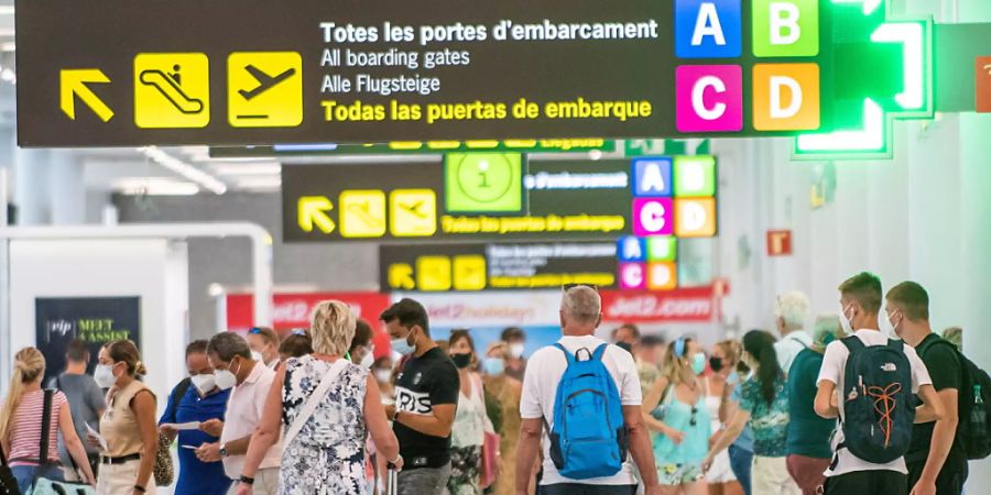 Schnell nach Hause: Reisende auf dem Flughafen von Palma de Mallorca. Mehrere hundert Schweizer Touristen wollen mit einer vorzeitigen Heimreise die Quarantäne umschiffen, die ab Donnerstag gilt. (Themenbild)