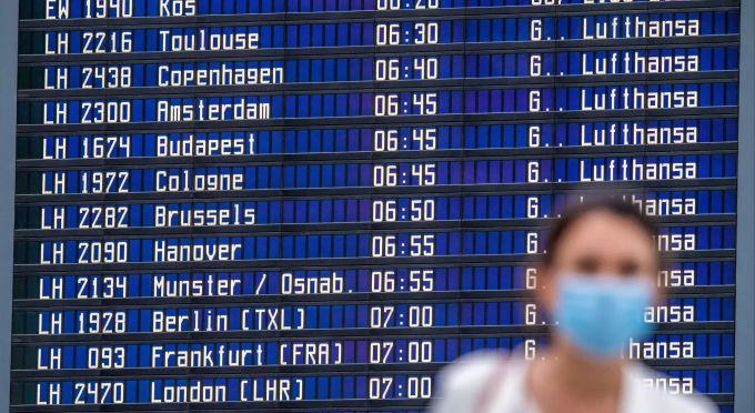 Wer wie diese Frau in München in Zeiten des Coronavirus zu reisen versucht, hat es schwer. Am Flughafen