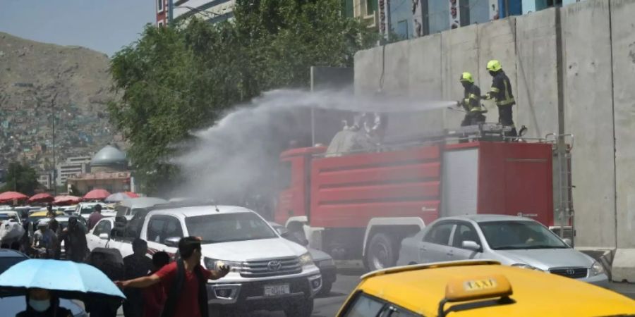 Feuerwehrleute versprühen Desinfektionsmittel in Kabul