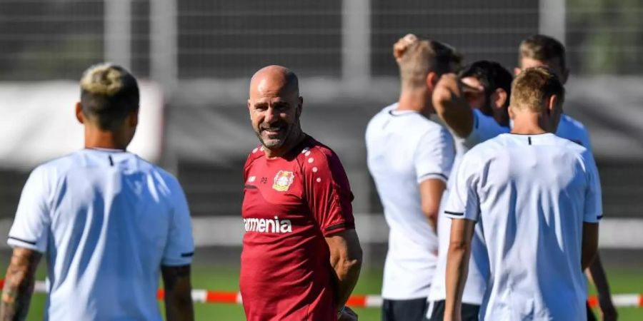 Trainer Peter Bosz (M.) möchte mit Bayer Leverkusen die nächste Runde erreichen. Foto: Martin Meissner/AP-Pool/dpa