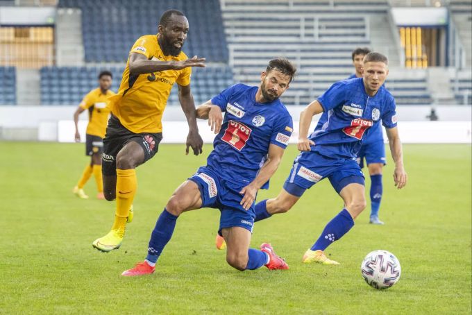 Nicolas Moumi Ngamaleu (YB)gegen Marco Buerki und Idriz Voca (FC Luzern). FC Luzern YB