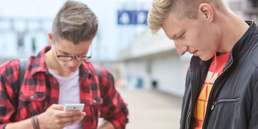 Besonders bei jungen Leserinnen und Lesern haben Soziale Medien immer mehr Einfluss auf die Meinungsbildung. (Symbolbild)