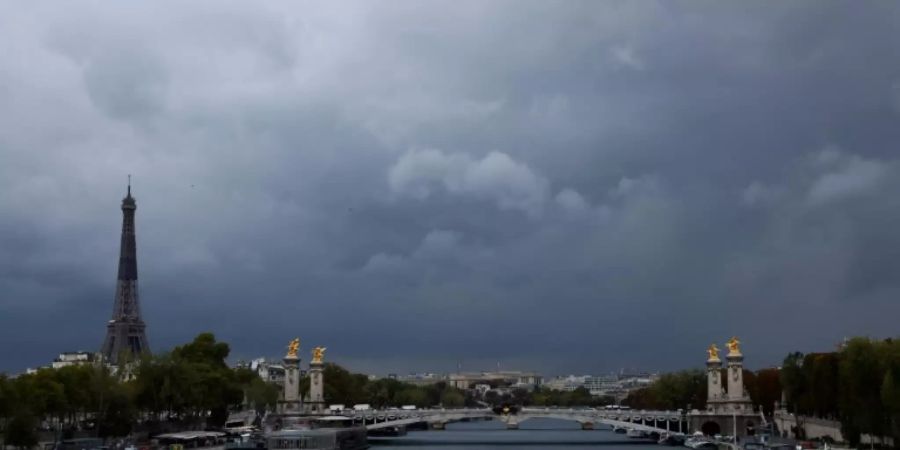 Lauter Knall versetzt Paris in Schrecken