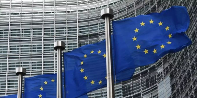 Flaggen der EU vor dem Kommissionsgebäude in Brüssel. EU
