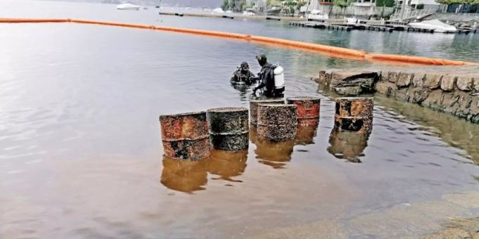 Aus Lago Maggiore - Polizei birgt 20 Kanister mit Kohlenwasserstoff