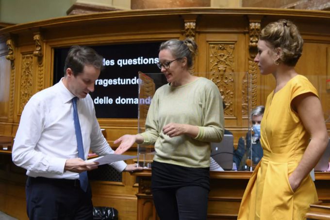 Grünen-Fraktionspräsidentin Aline Trede (Mitte) im Gespräch mit SVP-Fraktionspräsident Thomas Aeschi (links) und der zweiten Vizepräsidentin des Nationalrats, Irène Kälin (Grüne), während der Herbstsession der Eidgenössischen Räte, am21. September 2020 in Bern. Aline Trede Grüne