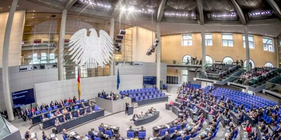 Die Maskenpflicht im Bundestag soll «für alle Räume, einschliesslich des Plenarsaals, der Sitzungssäle und Besprechungsräume, sowie für alle Verkehrsflächen und Aufzugsanlagen der Gebäude» gelten. Foto: Michael Kappeler/dpa