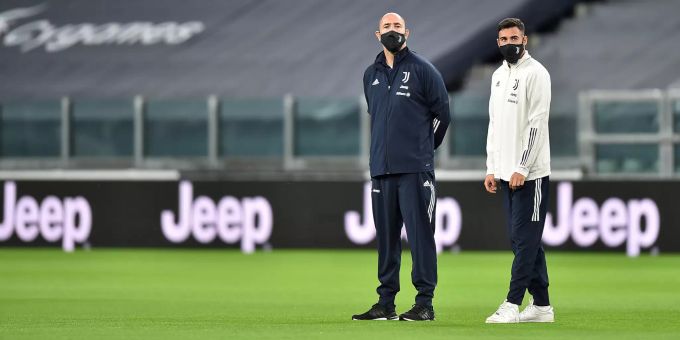 Spieler und Betreuer von Juventus Turin warten vergebens auf den Anpfiff. Juventus
