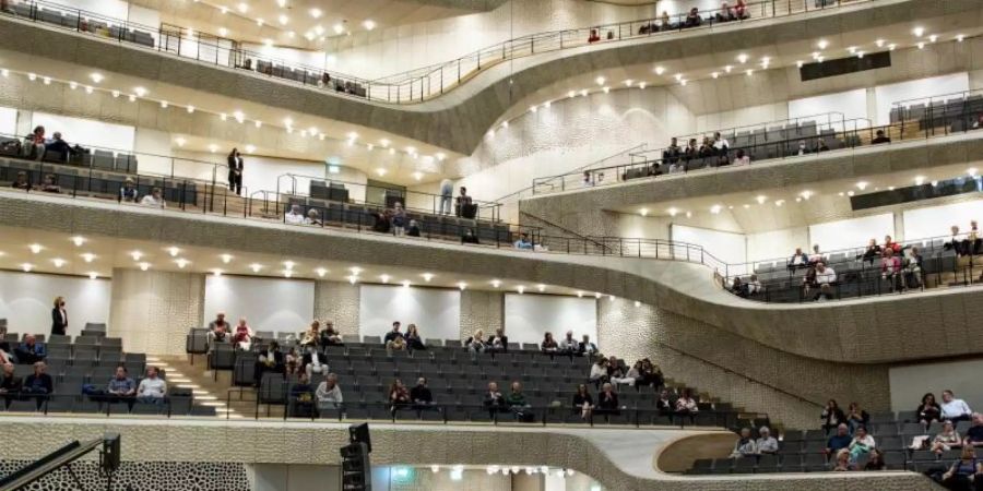 Besucher warten auf den Beginn des Konzertes «Come together» in der Elbphilharmonie. Foto: Axel Heimken/dpa