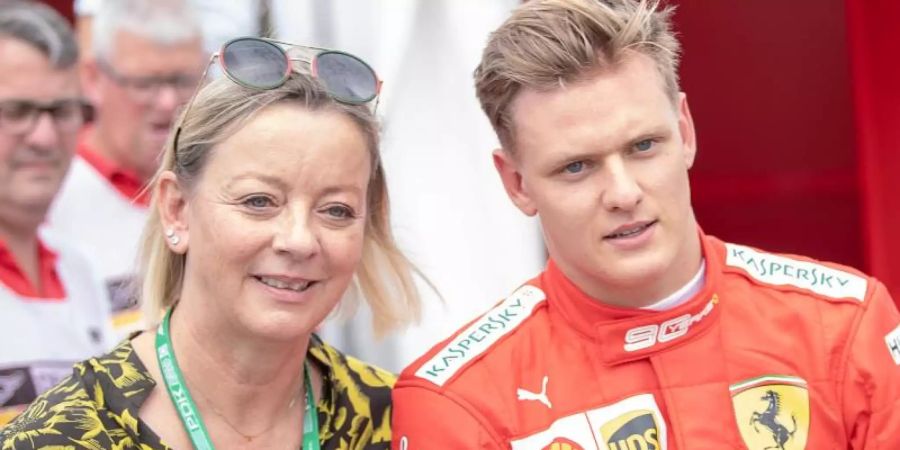 Sabine Kehm, Managerin von Mick Schumacher, steht neben dem Formel-2-Fahrer. Foto: Sebastian Gollnow/dpa