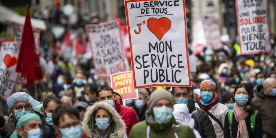 Protest gegen Lohnabbau: Rund 3500 Staatsangestellte beteiligen sich in Genf an einer Kundgebung durch die Innenstadt.