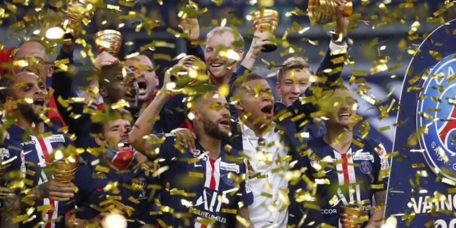 Die Spieler von Paris Saint-Germain feiern ihren Sieg über Olympique Lyon im Finale des Ligapokals. Foto: Francois Mori/AP/dpa