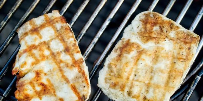 Halloumi-Käse eignet sich bestens zum Grillen. Halloumi