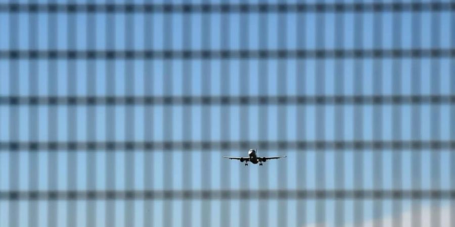 Reisende verbreiteten das Corona-Virus rasch in alle Welt