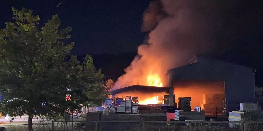 Bei einem Brand einer Lagerhalle in Laufenburg AG entstand am frühen Samstagmorgen grosser Sachschaden. Verletzt wurde niemand.