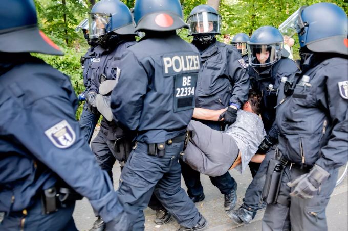 Polizisten tragen bei einer Kundgebung gegen die Corona-Beschränkungen auf der Strasse des 17. Juni einen Mann. Foto: Christoph Soeder Demonstration gegen Corona-Beschränkungen