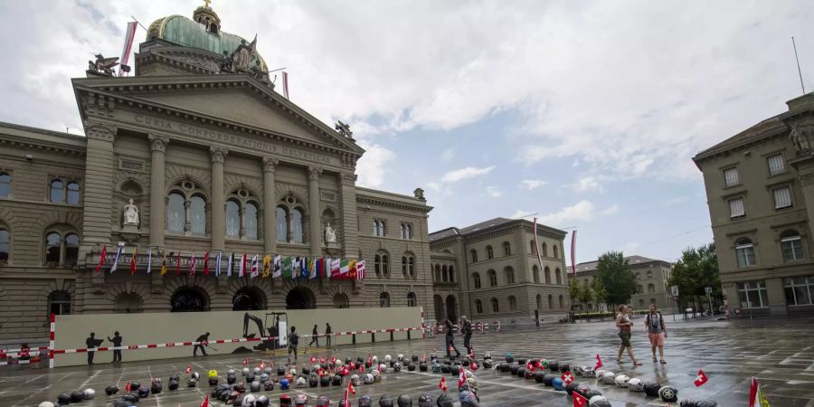 HELM, MOTORRADHELM, LAERMBEGRENZUNG, BUNDESPLATZ, PROTESTAKTION, CORONAVIRUS, COVID-19, COVID 19,