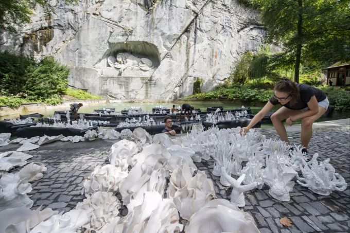 Die Kunstinstallation "Whitening Out" der Schweizer Kuenstlergruppe mit Claudia Schildknecht, Luca Rosso und Fabian Takacs wird aufgebaut und symbolisiert das erste tote Korallenriff der Schweiz, welches aus Keramikkorallen von den Kuenstlern produziert wurde, am Mittwoch, 19. August 2020, vor dem Loewendenkmal in Luzern. löwendenkmal