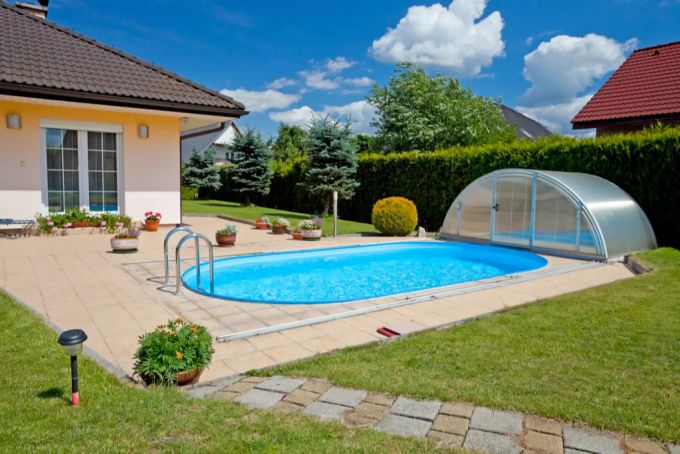 Die luxuriöse Variante: Ein Pool im eigenen Garten. Pool