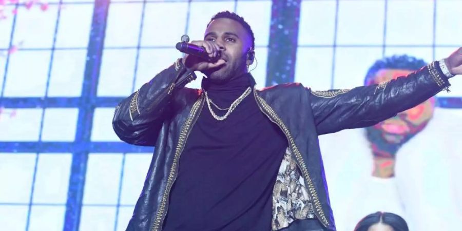 Der US-amerikanische Sänger und Songwriter Jason Derulo bleibt ganz oben. Foto: Felix Hörhager/dpa