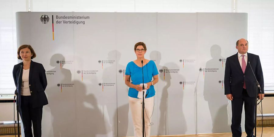 Bundesverteidigungsministerin Annegret Kramp-Karrenbauer (M) hat sich mit ihren Amtskollegen aus Frankreich und Grossbritannien, Florence Parly und Ben Wallace, abgestimmt. Foto: Oliver Dietze/dpa